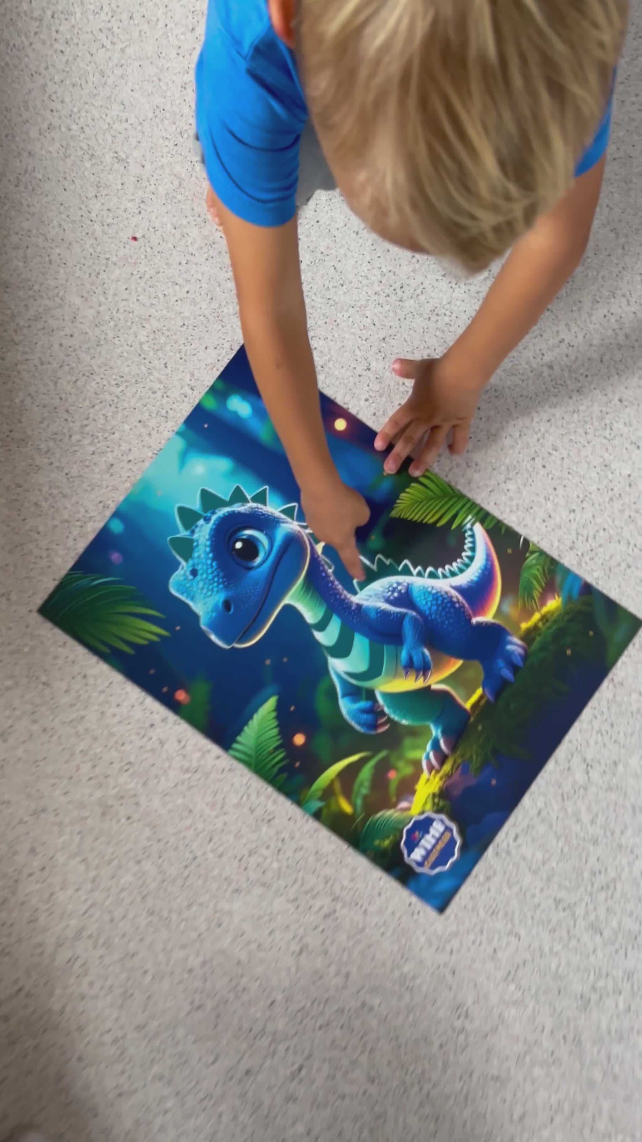 Kind spielt mit Dino-Kalender