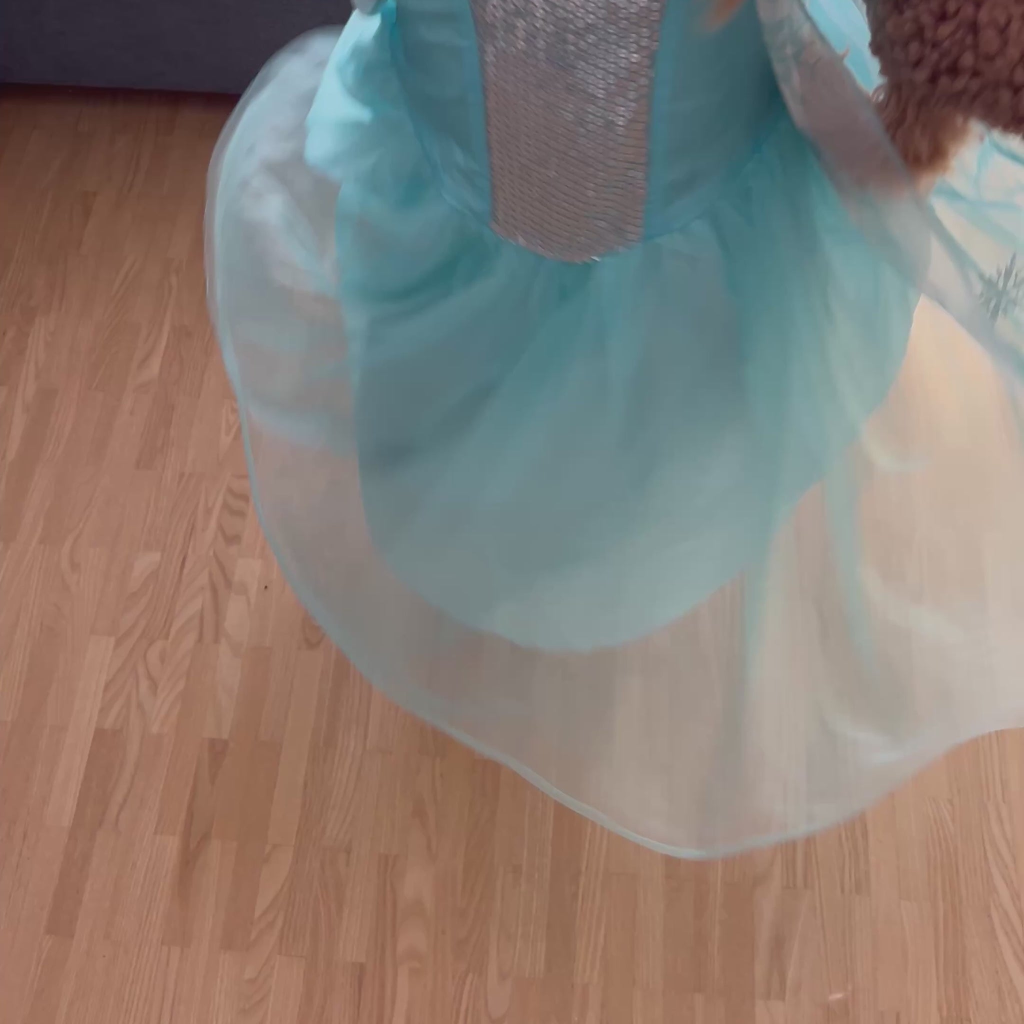 Kleines Mädchen tanzt im Prinzessinnenkleid