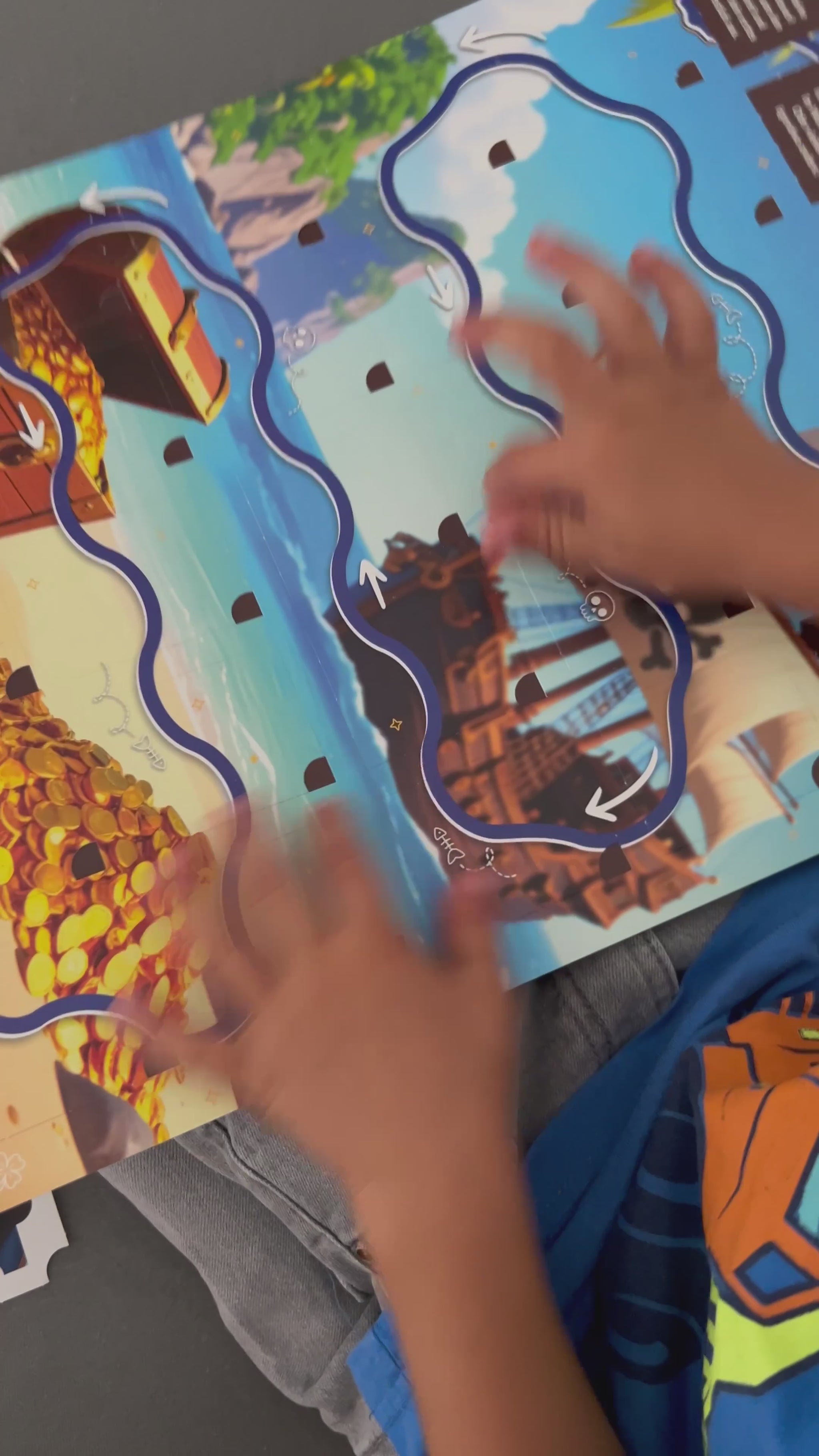 Kind spielt mit Piratenkalender