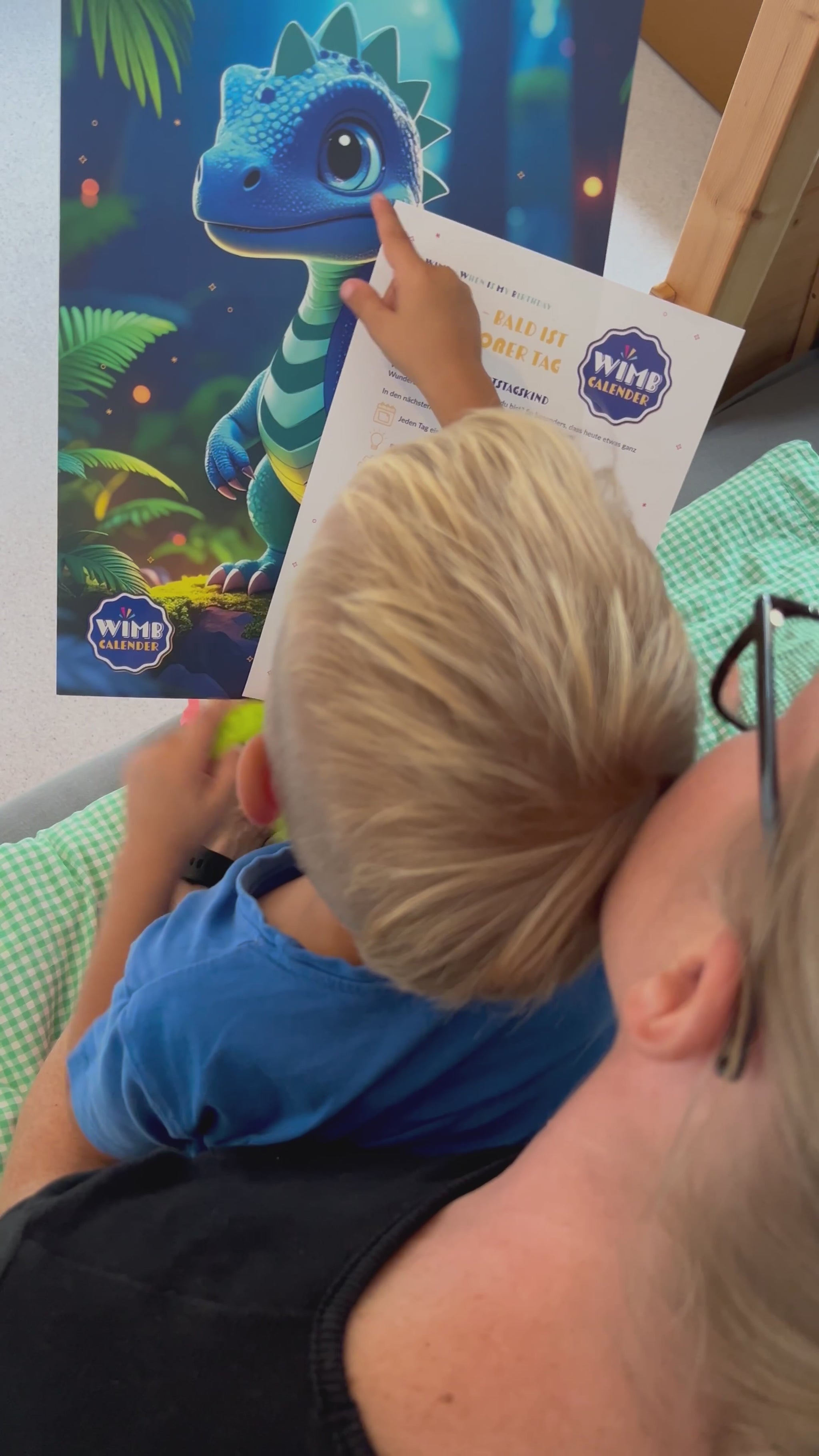 Mama und Kind schauen gemeinsam auf den Dino-Kalender
