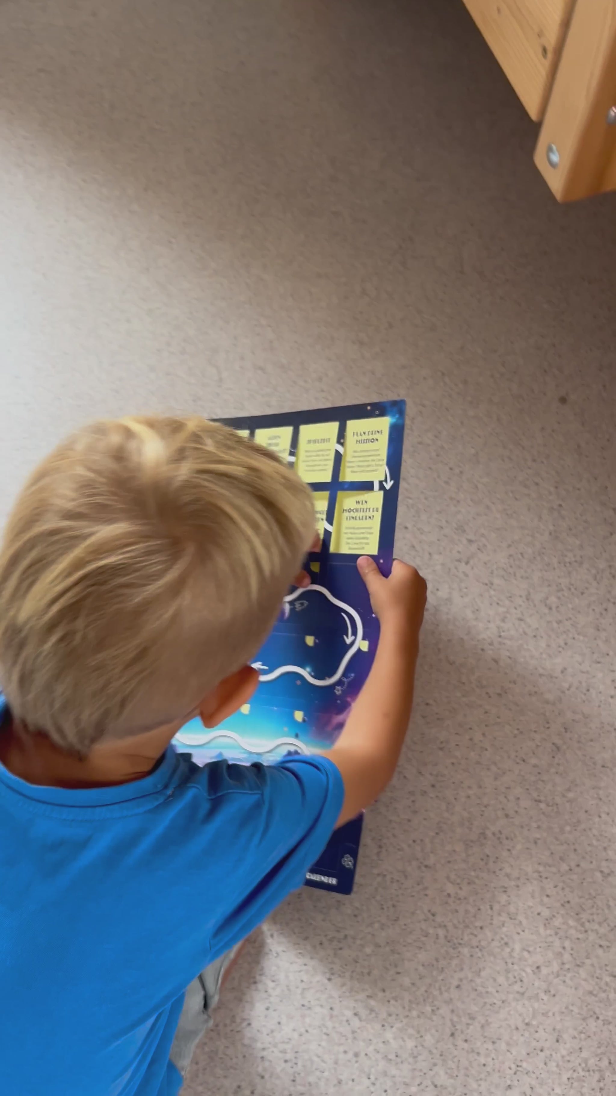 Kind öffnet Türchen vom Astronauten Kalender