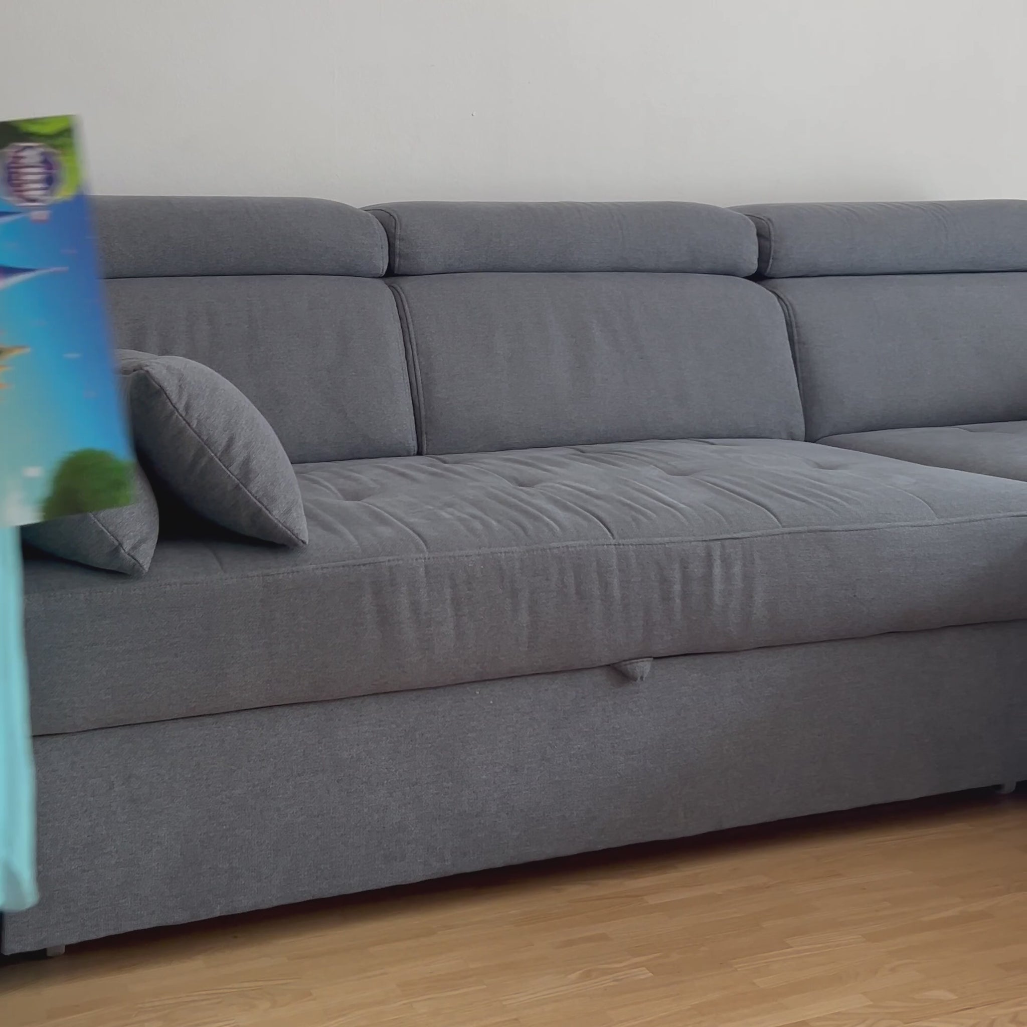 Kleines Mädchen im Prinzessinnenkleid geht mit WIMB Calender unter dem Arm