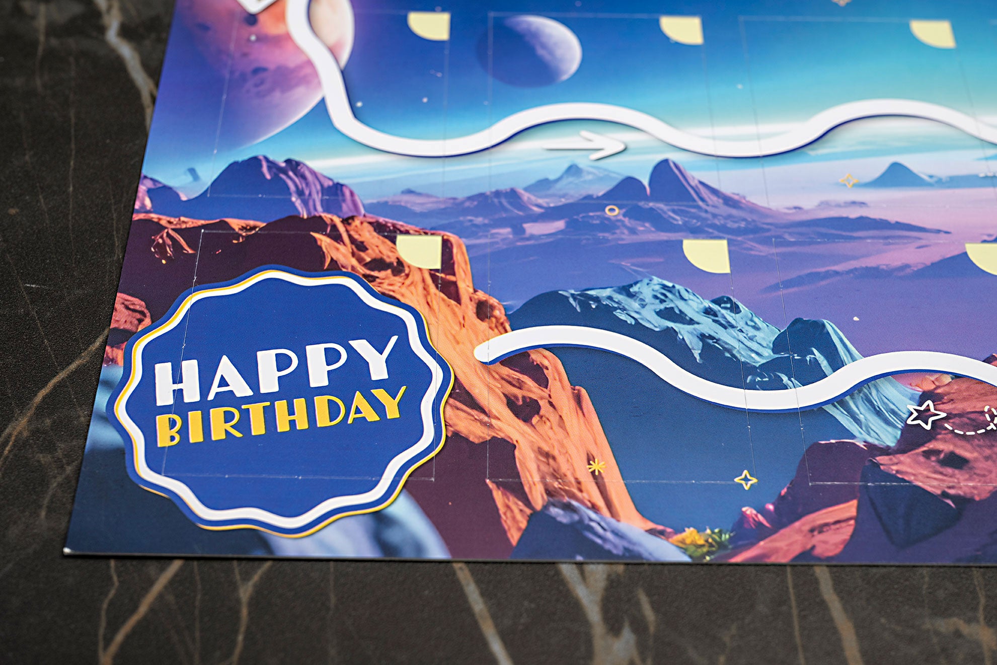 Astronauten-Kalender mit Happy Birthday Schild für Kindergeburtstag