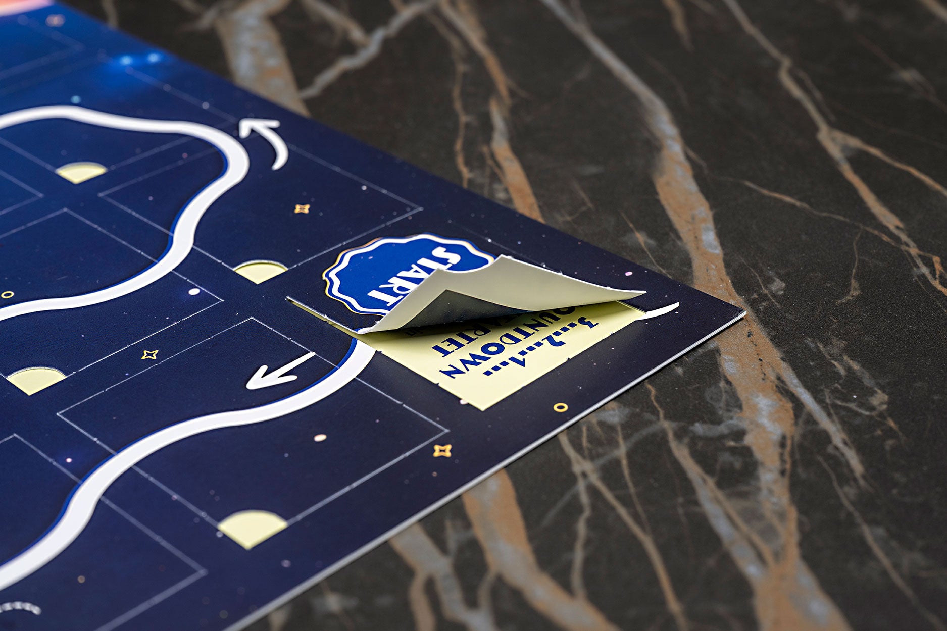 Detailansicht der Schlangenlinie im Astronauten-Kalender mit Planeten