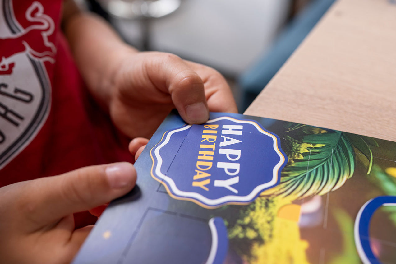 Detailansicht vom Happy Birthday Schild im Dino-Design
