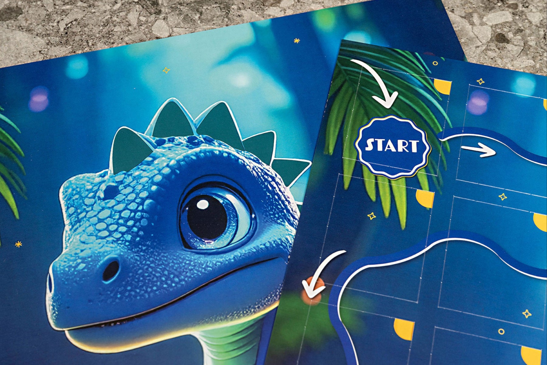 Dino-Figur auf dem Kalender mit Startfeld und Pflanzenmotiv