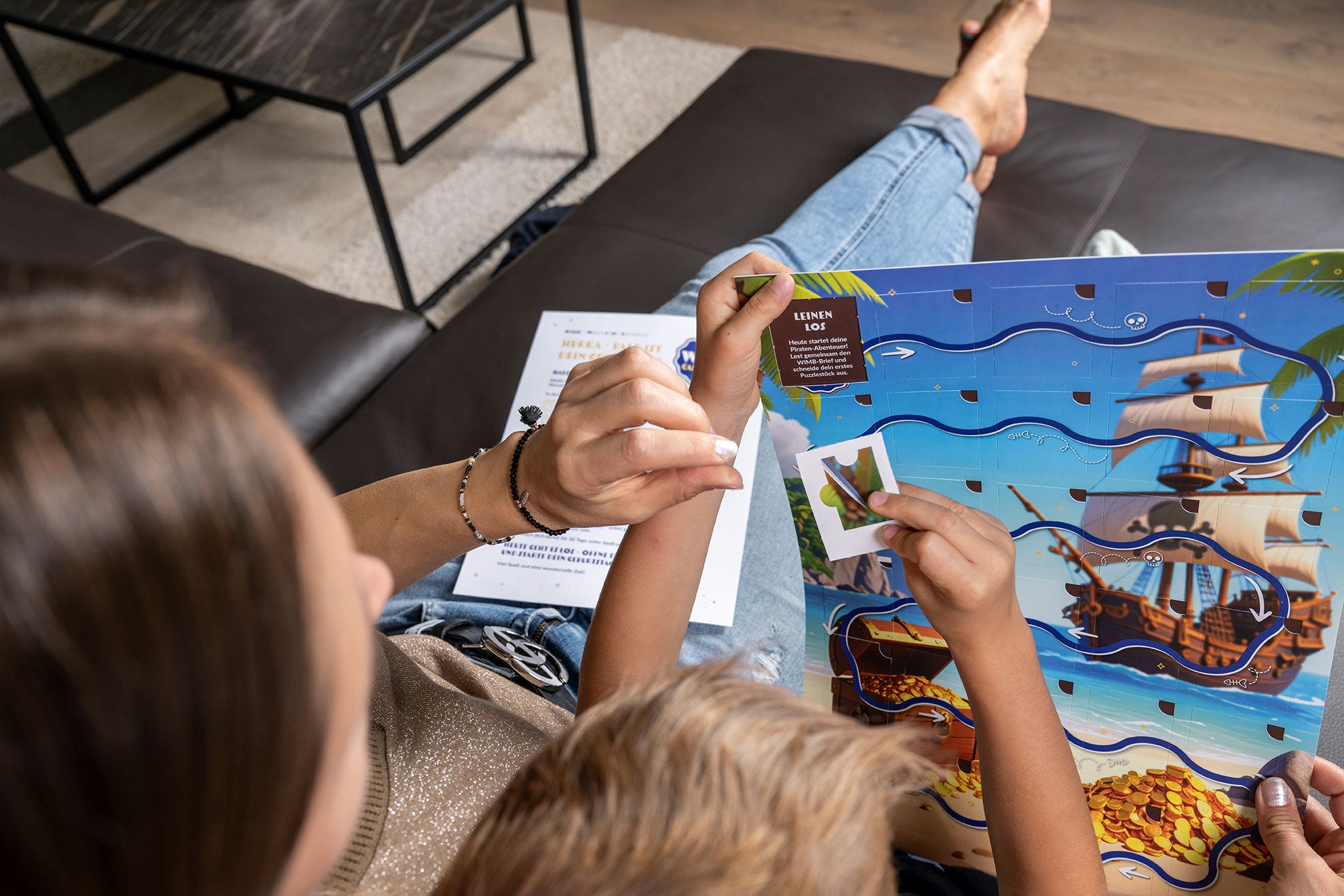 Mutter und Kind entdecken gemeinsam die Aufgaben im Piratenkalender