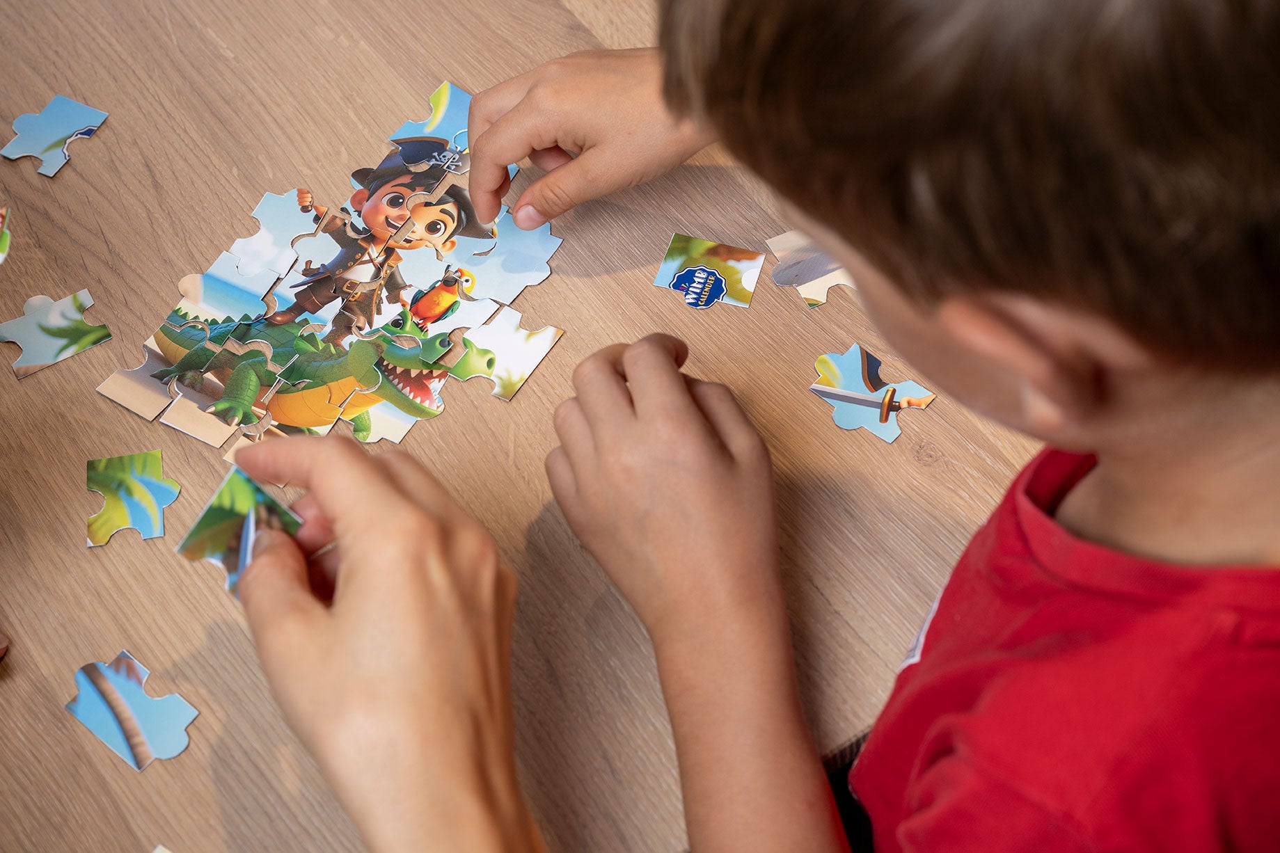 Eltern und Kind setzen das Piraten-Puzzle zusammen – Teamwork und Spaß