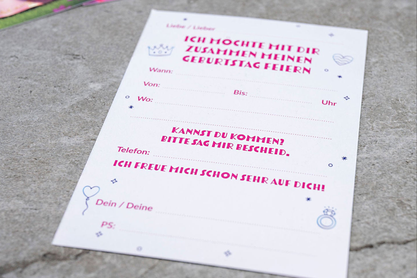 Rückseite der Prinzessinnen-Einladung mit pinker Schrift