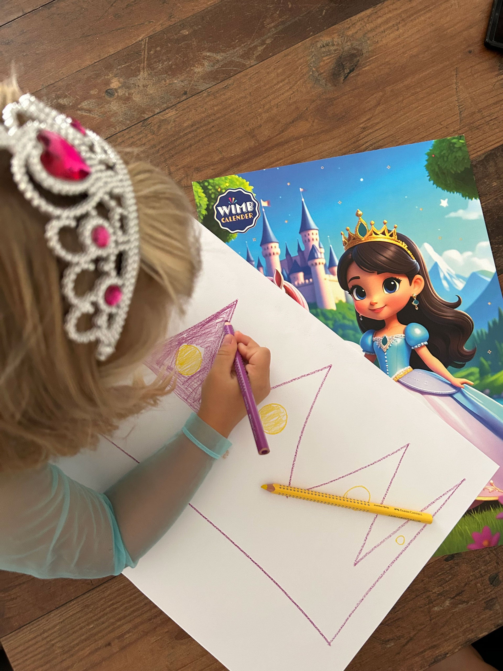 Kind mit Krone malt Krone für den WIMB Prinzessinnenkalender